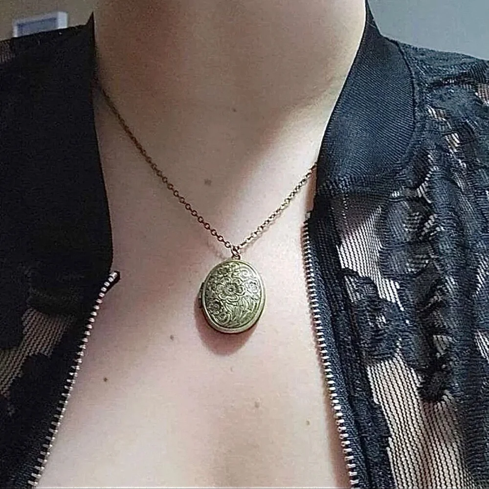 𝅺antiqued bronze flower leaf‎ Photo Locket. - Picture 5 of 9